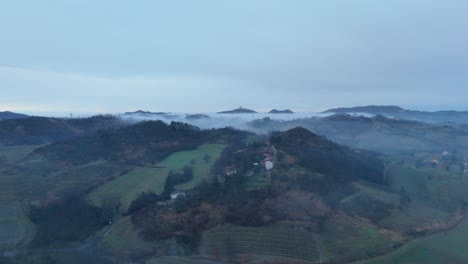 Niebla-Sobre-El-Campo-Del-Pueblo-Temprano-En-La-Mañana-Bajo-El-Cielo-Nublado