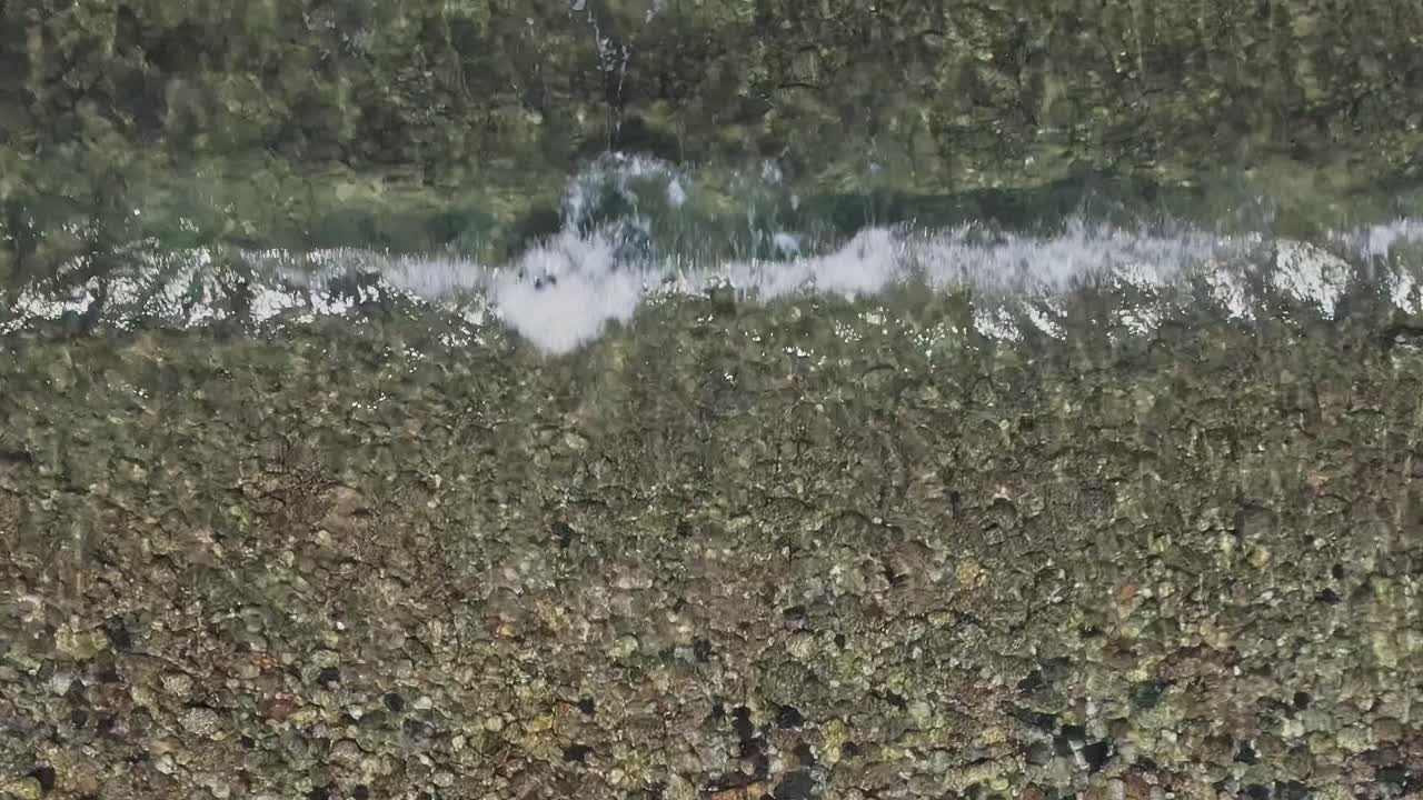 Vista di acqua limpida sopra le pietre a Rodi, in Grecia, durante il giorno