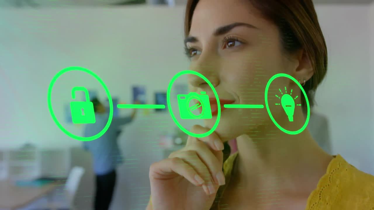 animación de un conjunto de tres iconos digitales sobre una mujer de negocios