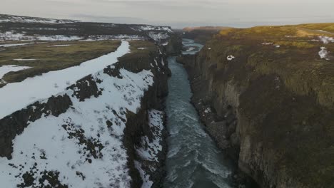 Wunderschöne-Landschaft-Der-Klippen-Des-Hvita-River-Canyon-In-Island---Antenne