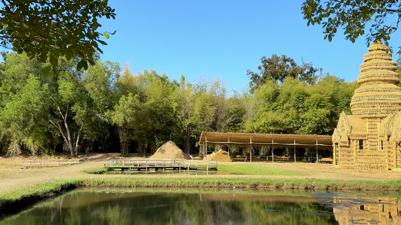 성전과 자연은 평온한 물에 반사됩니다.