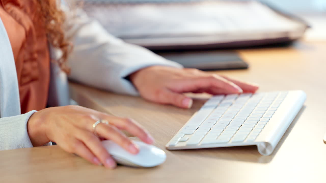 primer plano de las manos de una mujer de negocios escribiendo