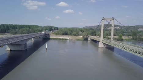 Erhöhte-Luftaufnahme-Zwischen-Brücke-Pont-De-Roquemaure-Kreuzungsverkehr-über-Rhone-Frankreich