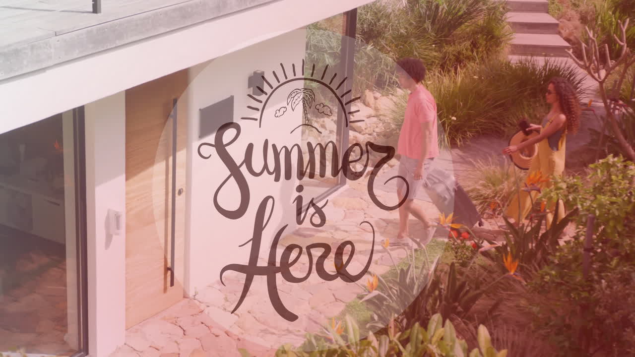 el verano está aquí animación de texto sobre la gente caminando fuera de la casa moderna