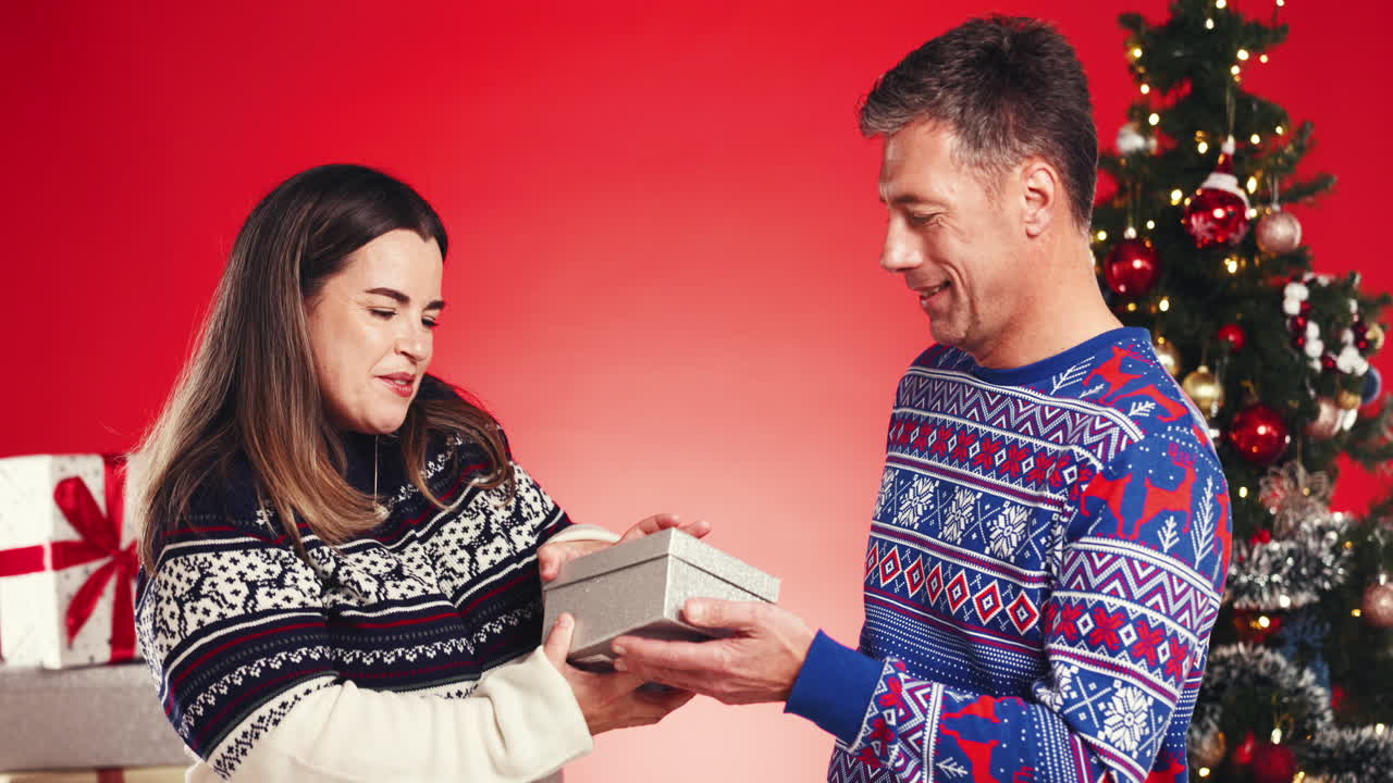 크리스마스 선물을 주고받는 부부