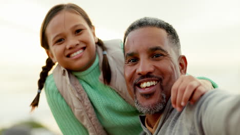 padre, niña y selfie al aire libre con una sonrisa
