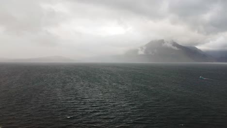 Schwenk-Drohnenaufnahme-Einer-Berglandschaft