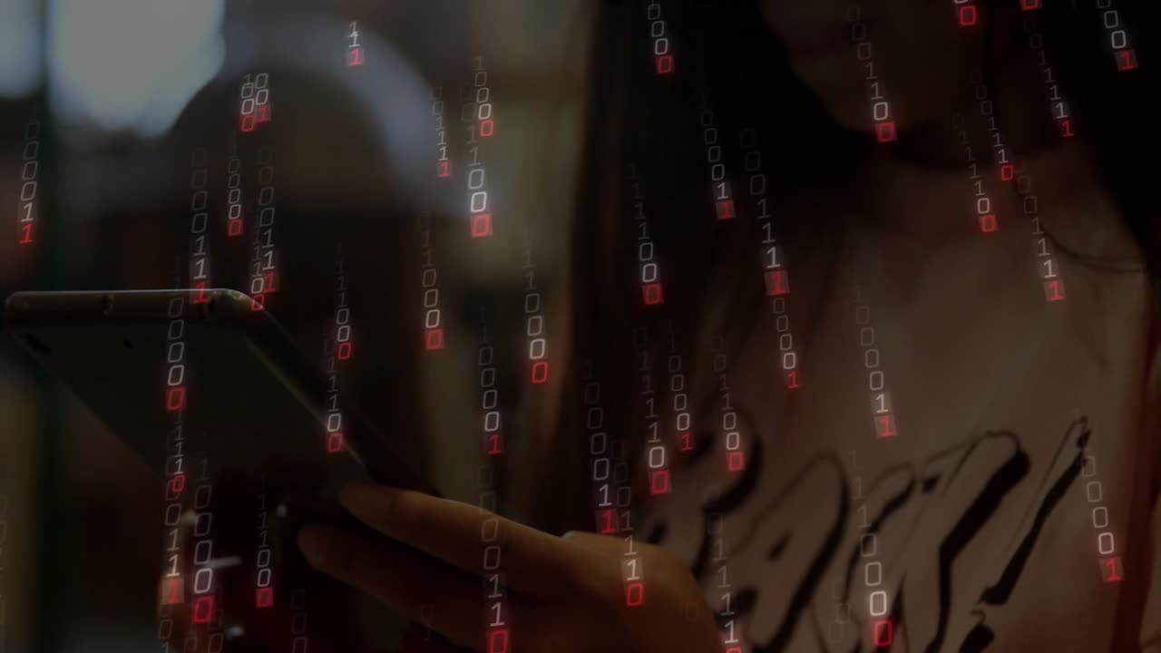 Donna che usa uno smartphone toccando lo schermo e causando una pioggia binaria, mostrando un concetto tecnologico in un caffè.