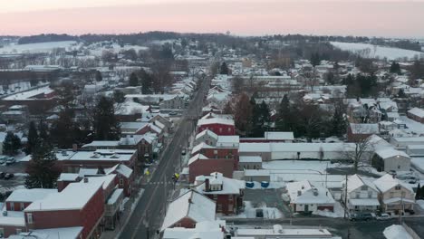 Toma-Aérea-De-Un-Pequeño-Pueblo-En-Estados-Unidos,-Cubierta-De-Nieve-Invernal