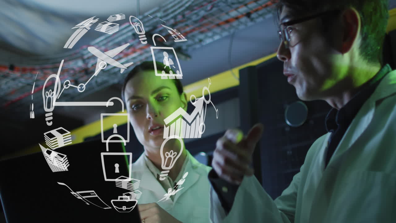 animación del globo con iconos sobre diversos hombres y mujeres ingenieros de ti comprobando el servidor de computadora