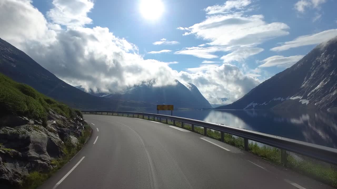 conducir un coche en una carretera en noruega
