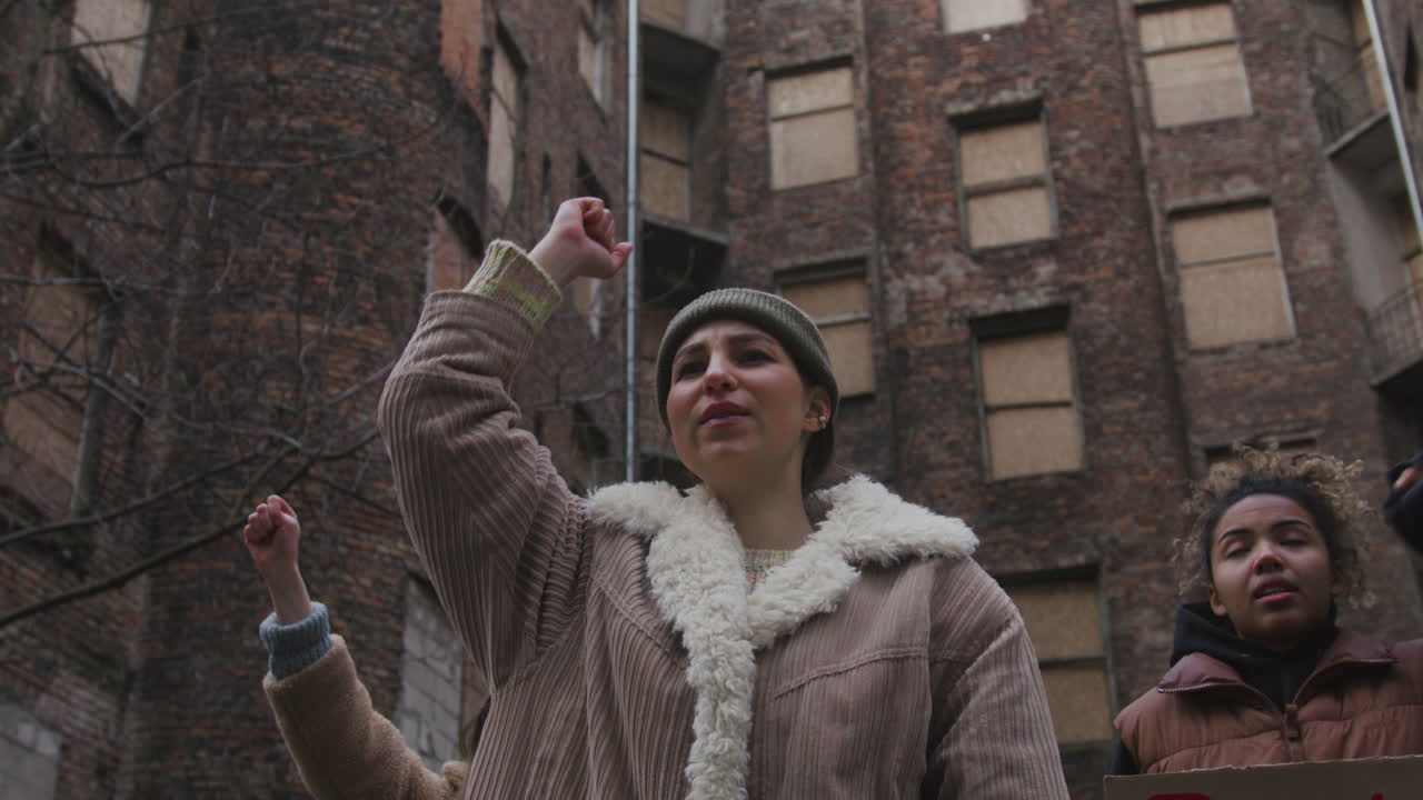 運動員在街上抗議氣候變化時舉起拳頭的下圖