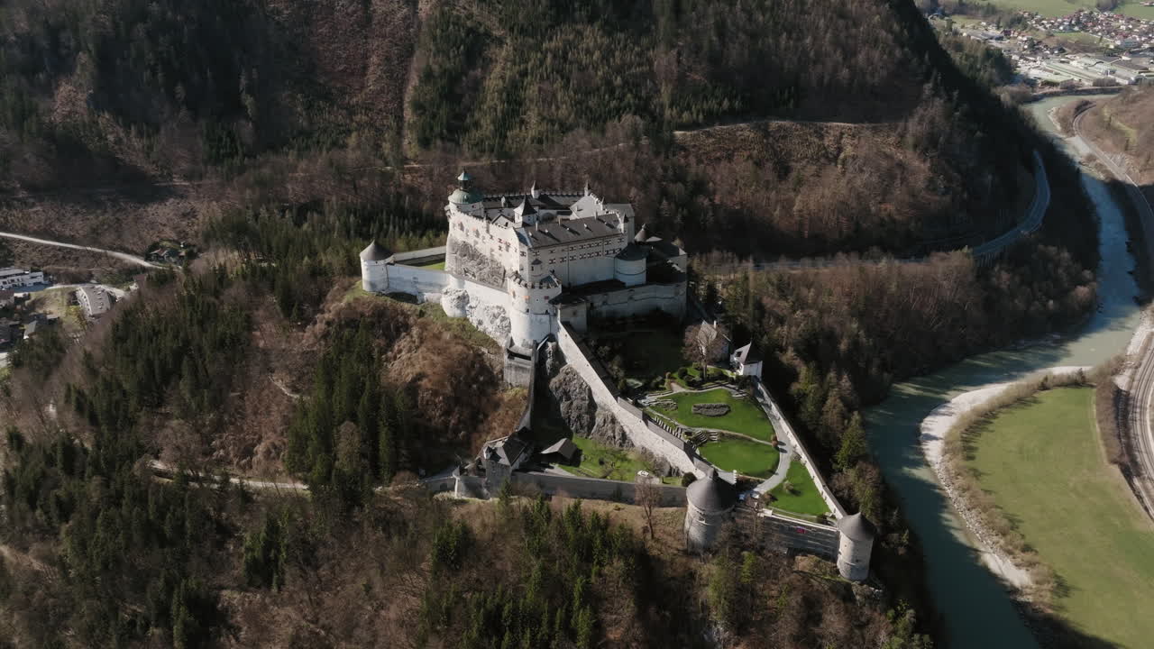 замок хоеншау, бавария, германия, тихий сельский замок, окруженный лесами и холмами, дрон на высокой орбите