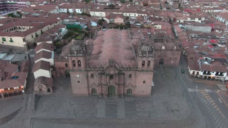 4K-Drohnenaufnahmen-Aus-Der-Luft-Am-Tag,-Die-Die-Hauptkathedrale-Von-Der-Plaza-De-Armas-In-Cusco,-Peru,-Während-Der-Sperrung-Durch-Das-Coronavirus-Zeigen