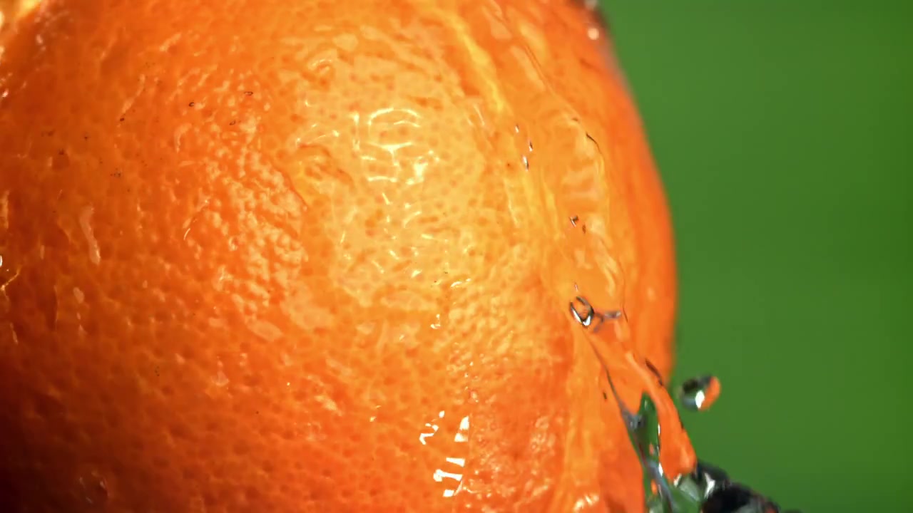 Acqua che scorre su un'arancia fresca al rallentatore