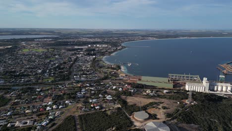 Luftaufnahme-Der-Stadt-Esperance-Mit-Meer-Und-Getreidefabrik-Neben-Dem-Hafen-Bei-Sonnenuntergang