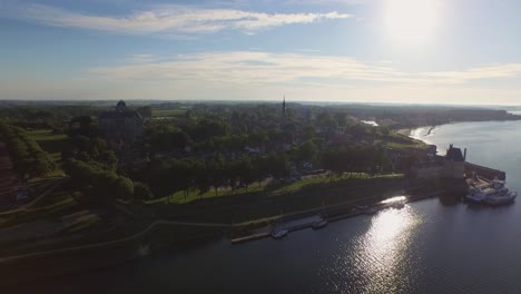 Aus-Der-Luft:-Die-Umgebung-Und-Die-Historisch-touristische-Stadt-Veere,-Niederlande