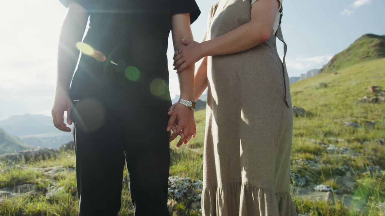 산 을 산책 하는 부부