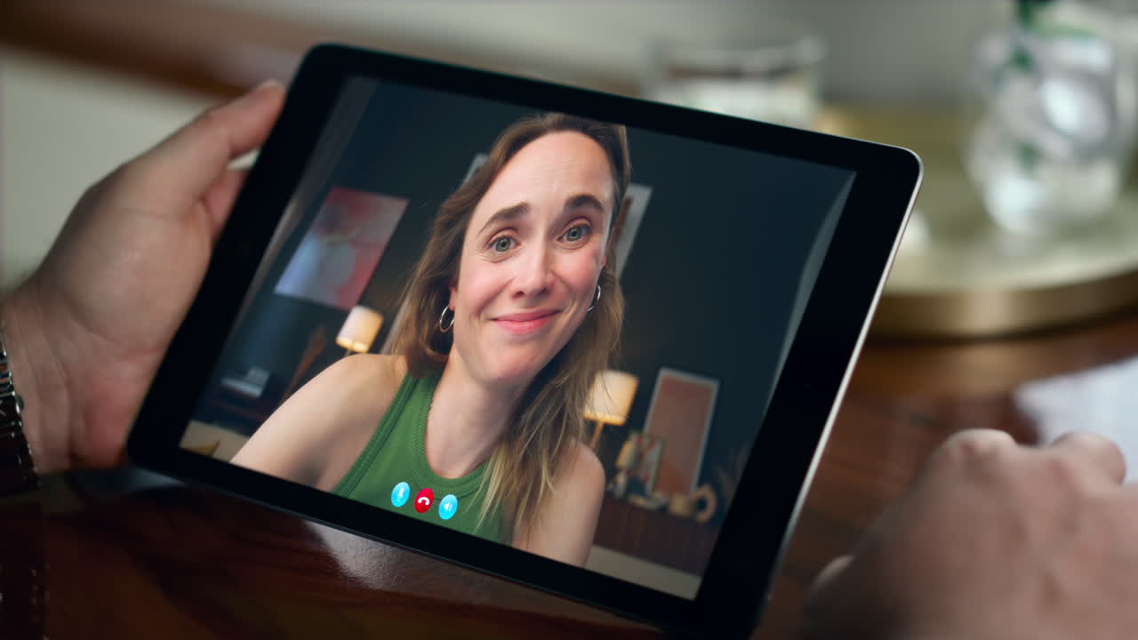Donna in videochiamata che usa un tablet