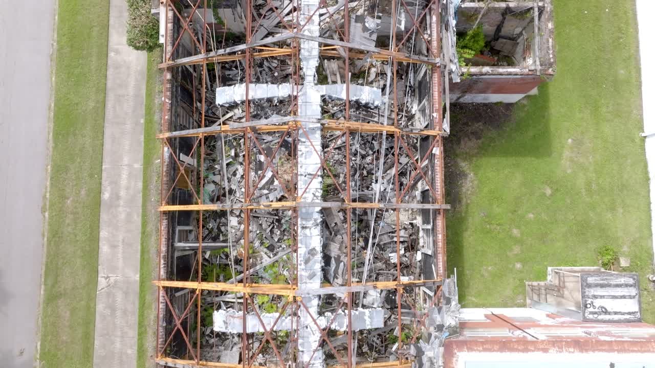 Chiesa con il tetto danneggiato a Hattiesburg, Mississippi, con video drone in sorvolo.