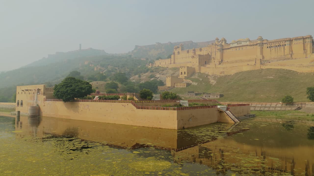 Il Forte Amer è una fortezza situata ad Amer, Rajasthan, India. Situato in cima a una collina, è la principale attrazione turistica di Jaipur