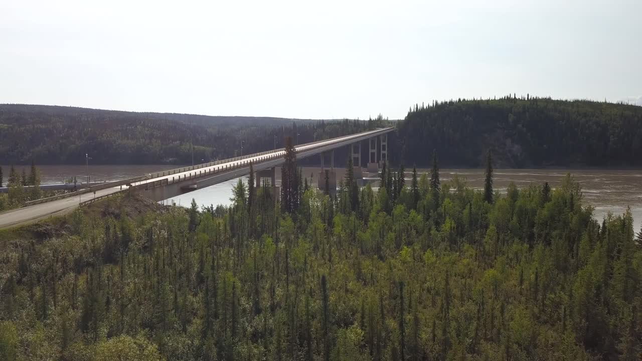 Ponte della Dalton Highway che attraversa il fiume Yukon nella natura selvaggia dell'Alaska - Vista aerea con drone.