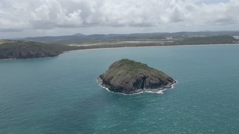 Isla-Aislada-De-Bluff-Rock-Cerca-De-La-Playa-De-Kemp-En-Queensland,-Australia