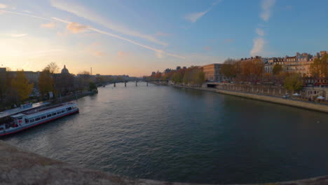 Un-Lapso-De-Tiempo-Del-Río-Sena-En-París-Francia-Durante-La-Puesta-De-Sol