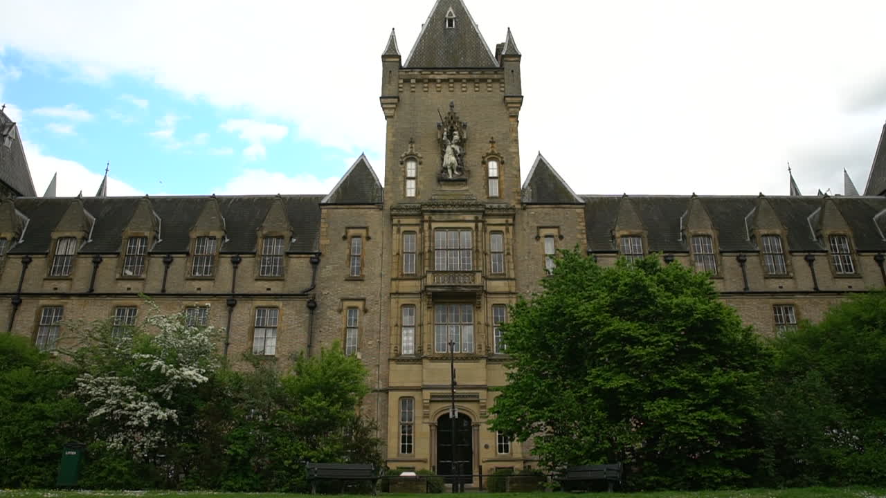 영국에 있는 고대 성의 문을 향해 확대