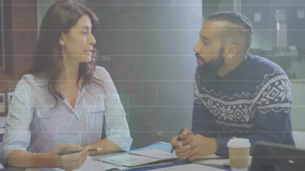 ejecutivos discutiendo documentos en una sala de conferencias en una oficina.