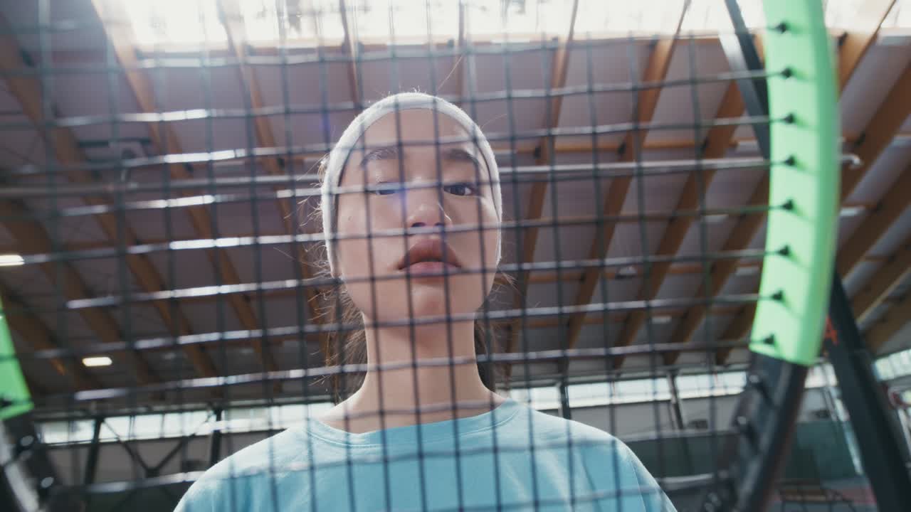 테니스 를 하는 십대 소녀