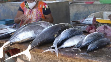 beaucoup d'énormes thons entassés et prêts à être vendus au marché aux poissons local en plein air à negombo, sri lanka