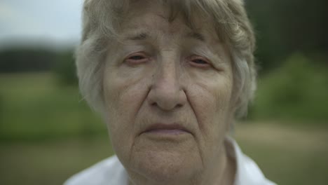 Porträt-Einer-Großmutter,-Die-In-Die-Kamera-Blickt