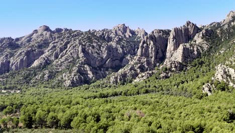 panorámica vista aérea de la cordillera de varios picos de montserrat - día soleado