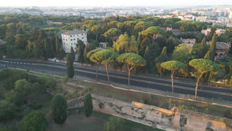 Increíble-Vista-Aérea-Sobre-El-Paisaje-Romano-Al-Amanecer-En-Italia