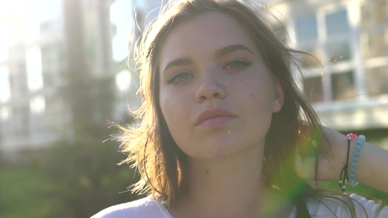 retrato de una mujer joven al aire libre