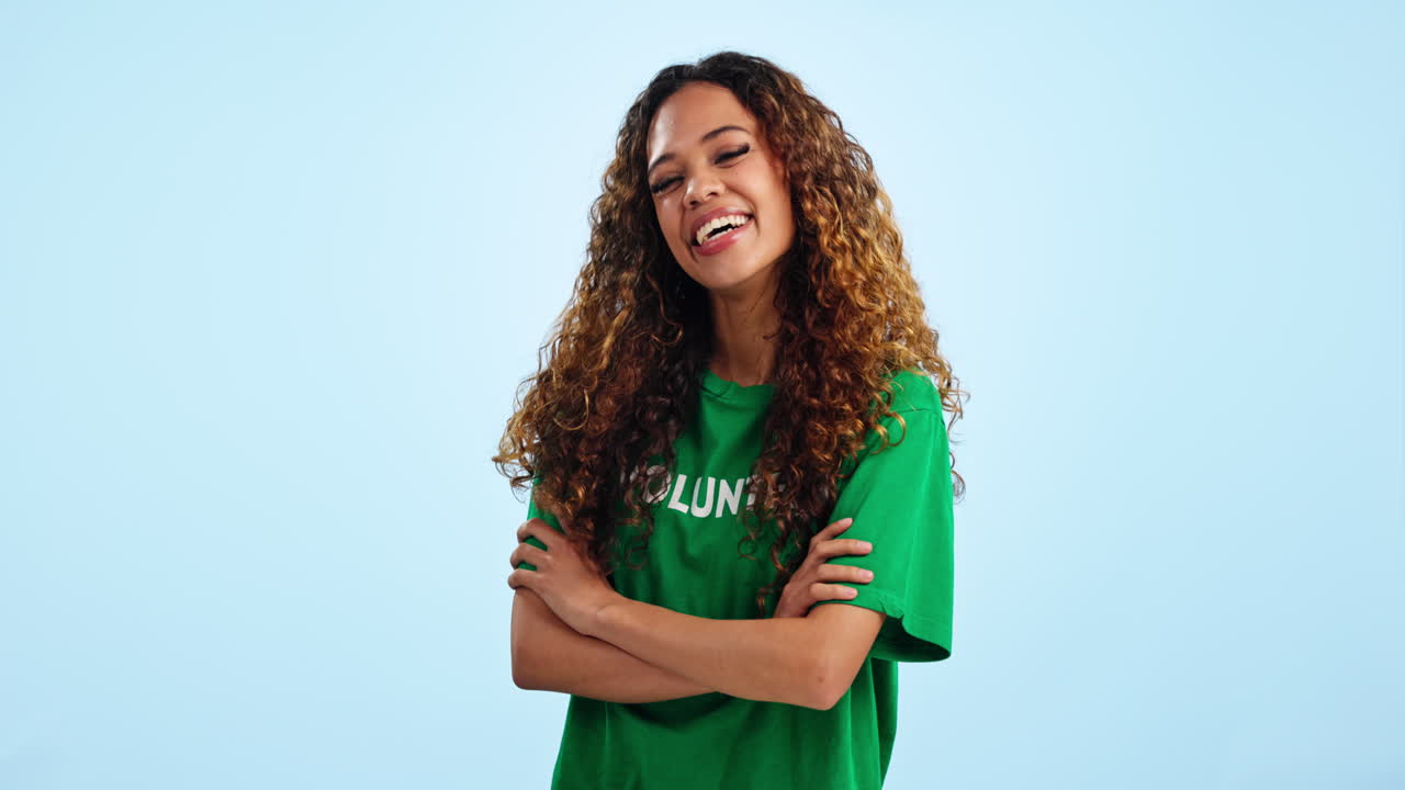 mujer voluntaria, brazos cruzados y retrato