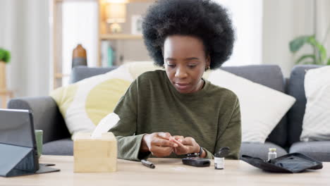 Mujer-Negra-Monitoreando-La-Glucosa-En-Casa