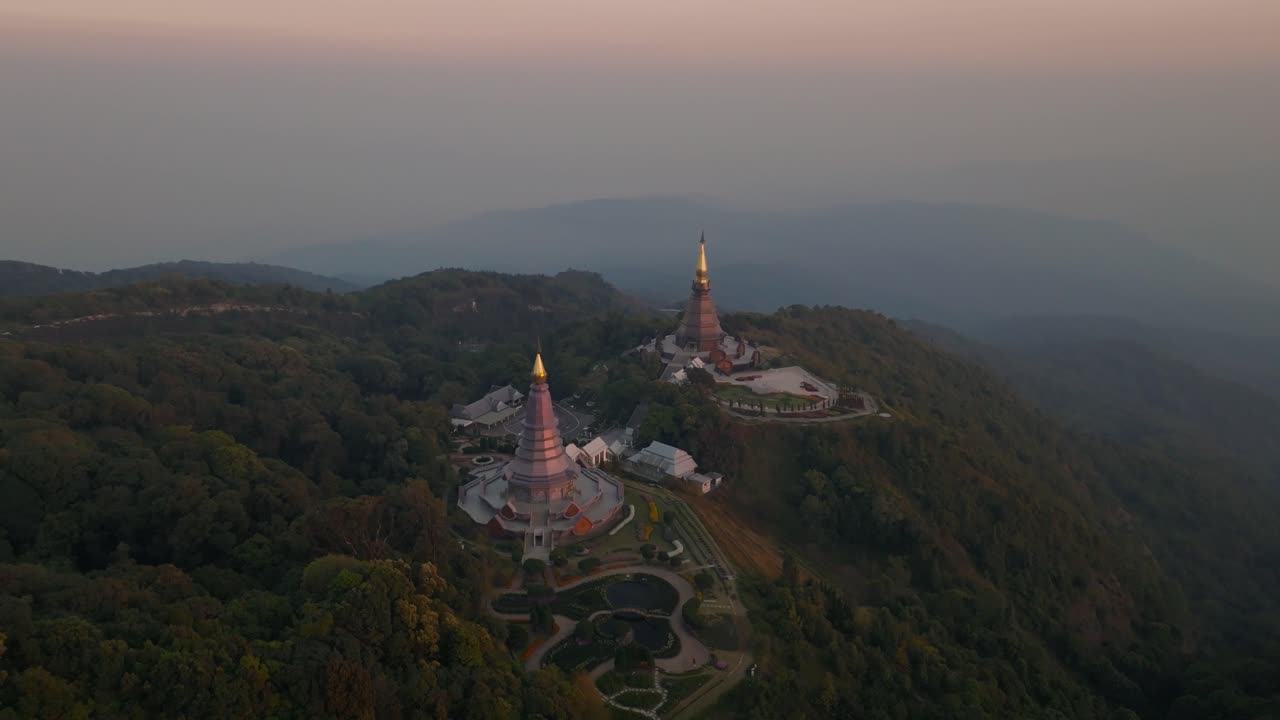 imágenes aéreas de drones de 4k de pagodas en doi inthanon durante una puesta de sol, chiang mai, tailandia, asia