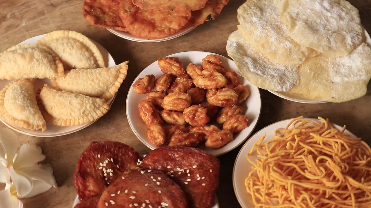 간티야, 파디, 가티야, 바카르와디, 바카르바디, 바카르 바디 또는 바카르 와디로도 알려진 바카르와디를 곁들인 인도 전통 매운 스낵 가티야는 병아리콩 가루로 만든 튀긴 스낵입니다.