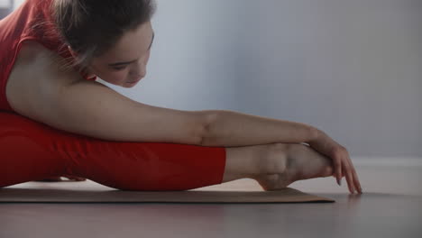 mujer haciendo yoga