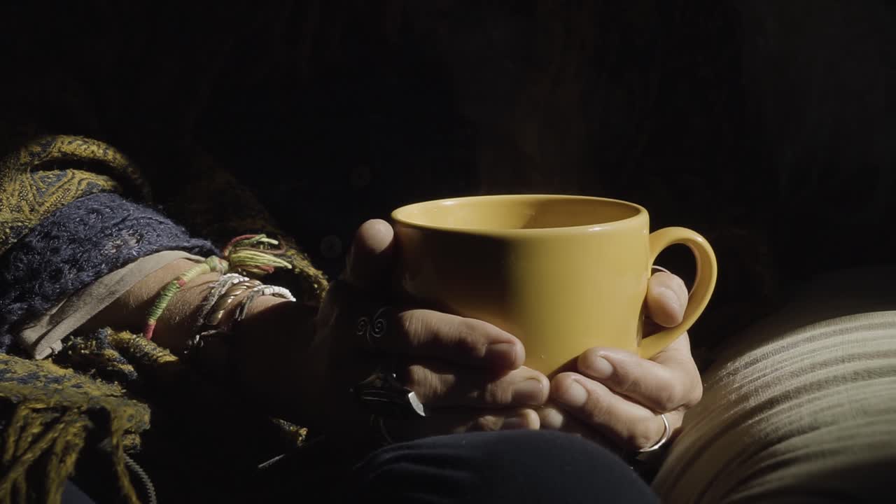 추운 겨울 아침 몸을 따뜻하게 하기 위해 차를 마시는 여자