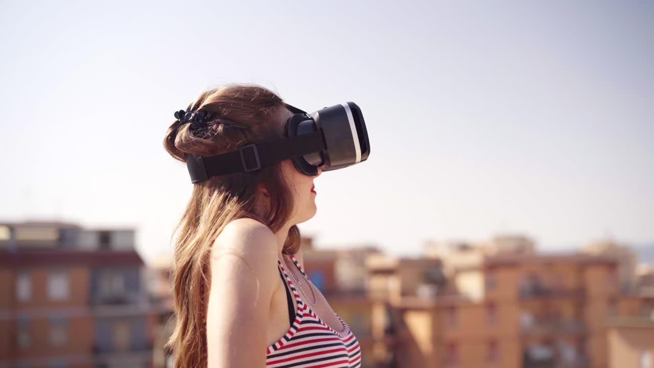 una mujer hermosa toca algo usando gafas modernas de realidad virtual. el futuro es ahora.