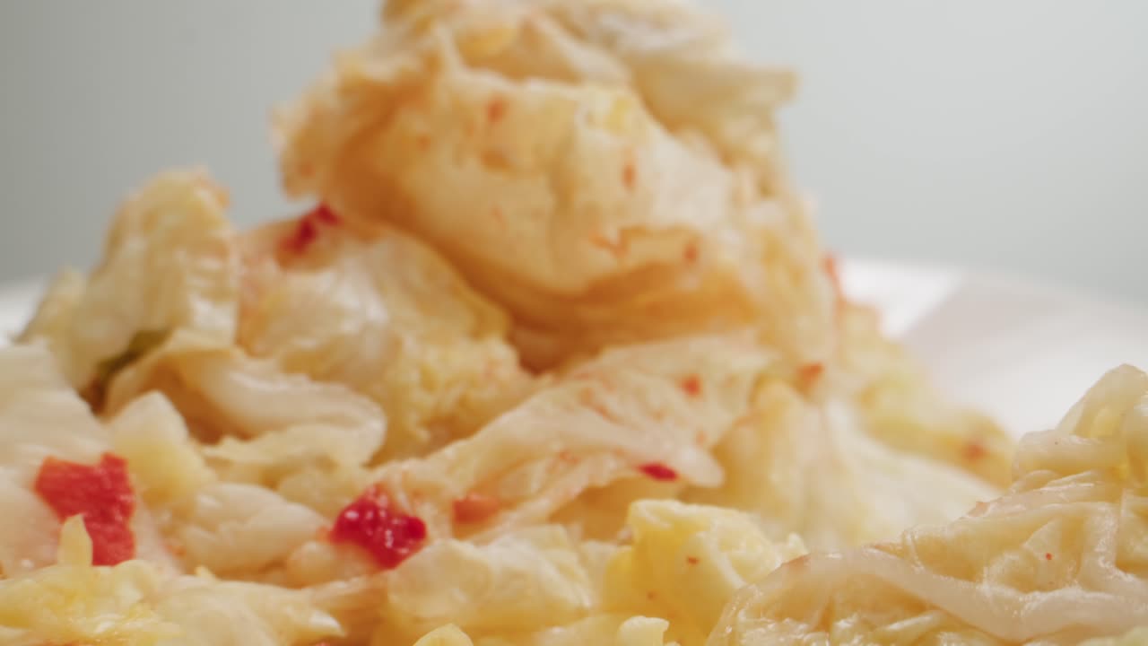 유리 항아리에 채소를 보존하는 캔에서 발효 된 매운 고추 김치의 질의 클로즈업. 향신료와 함께 발효 보존 된 김치 고추 매크로. 아시아 요리. 고품질 4k 영상