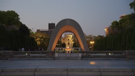 parque de la paz de hiroshima, llama eterna ardiendo con la cúpula atómica en el fondo