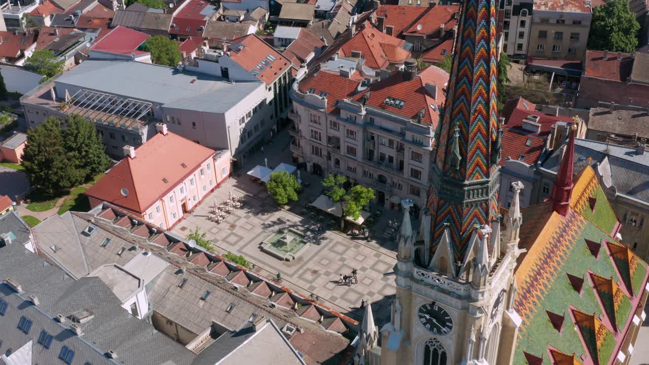 hermosa torre de la iglesia en el centro de novi sad, vista aérea de la ciudad serbia