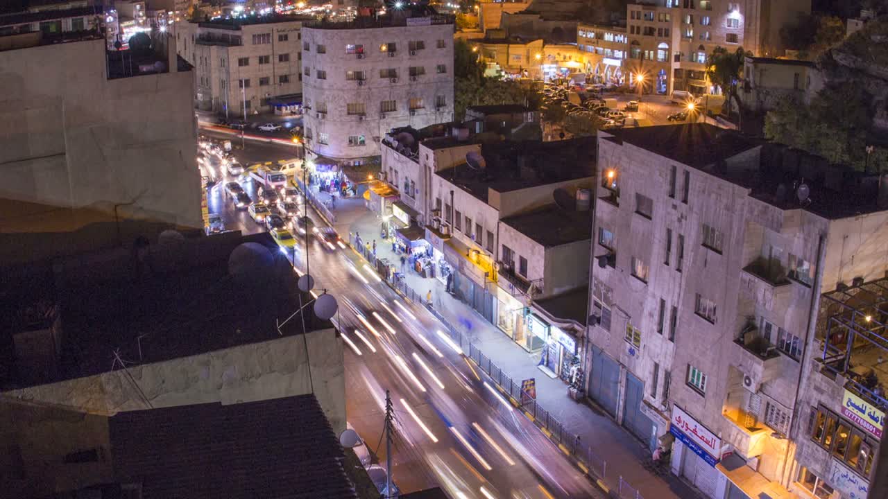 요르단 암만 시내의 높은 각도 야간 시간 경과에서 느린 풀백