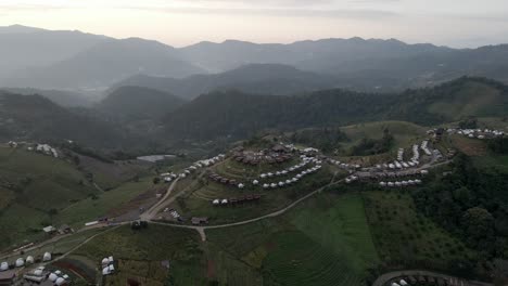 toma en órbita del pueblo de montaña en el norte de tailandia