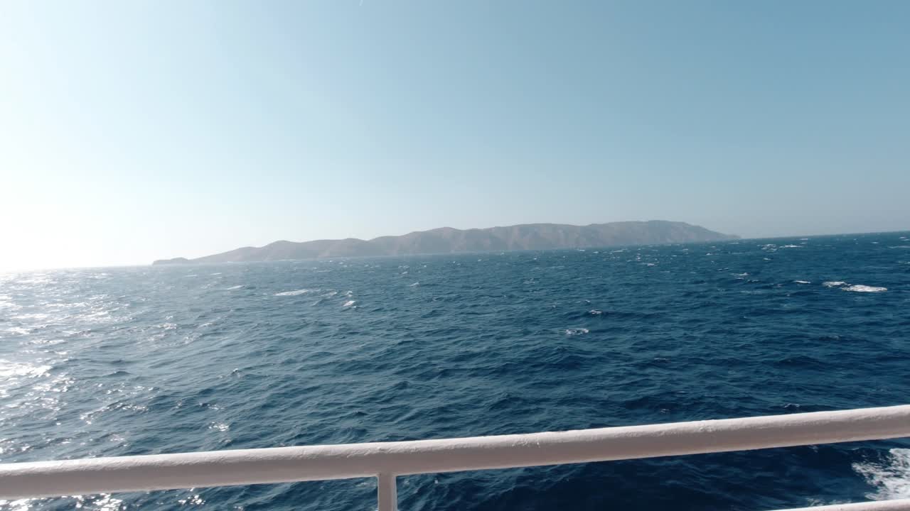 슬로우 모션으로에게 해를 여행하는 배에서 그리스 섬의 전망
