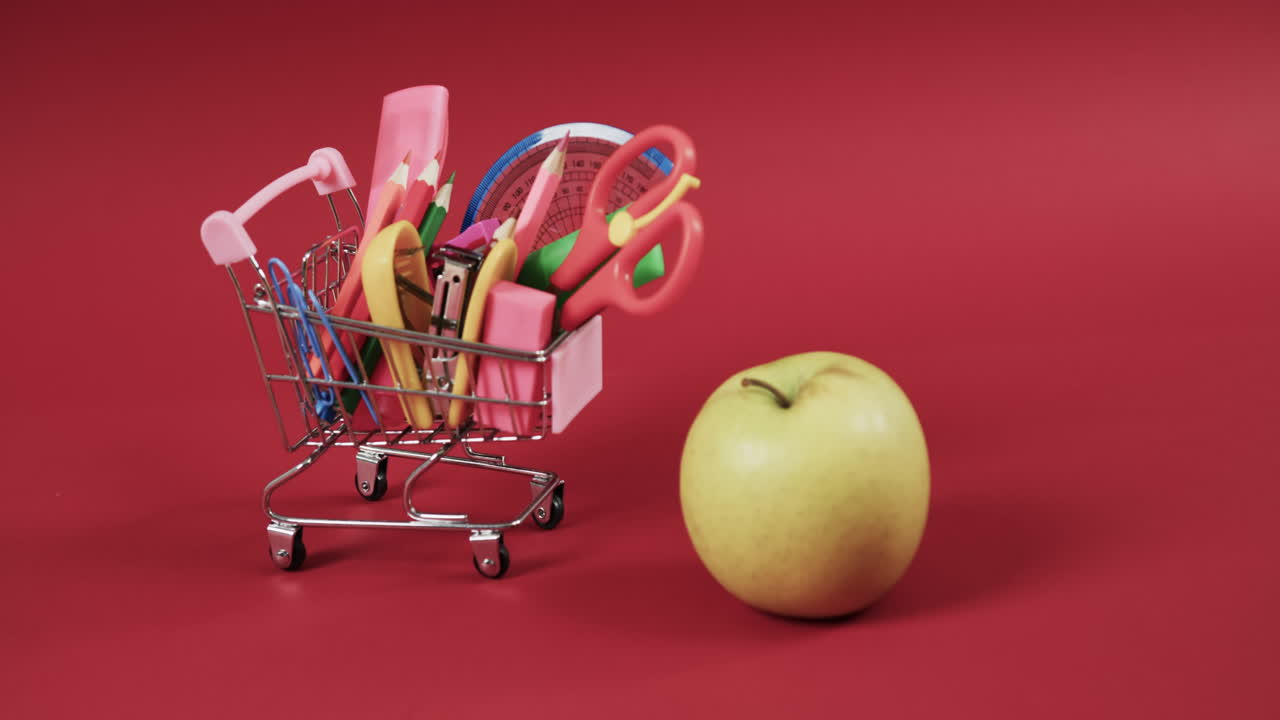 ⁇ 은 배경에 학교 물건과 사과와 함께 쇼핑 트롤리의 클로즈업